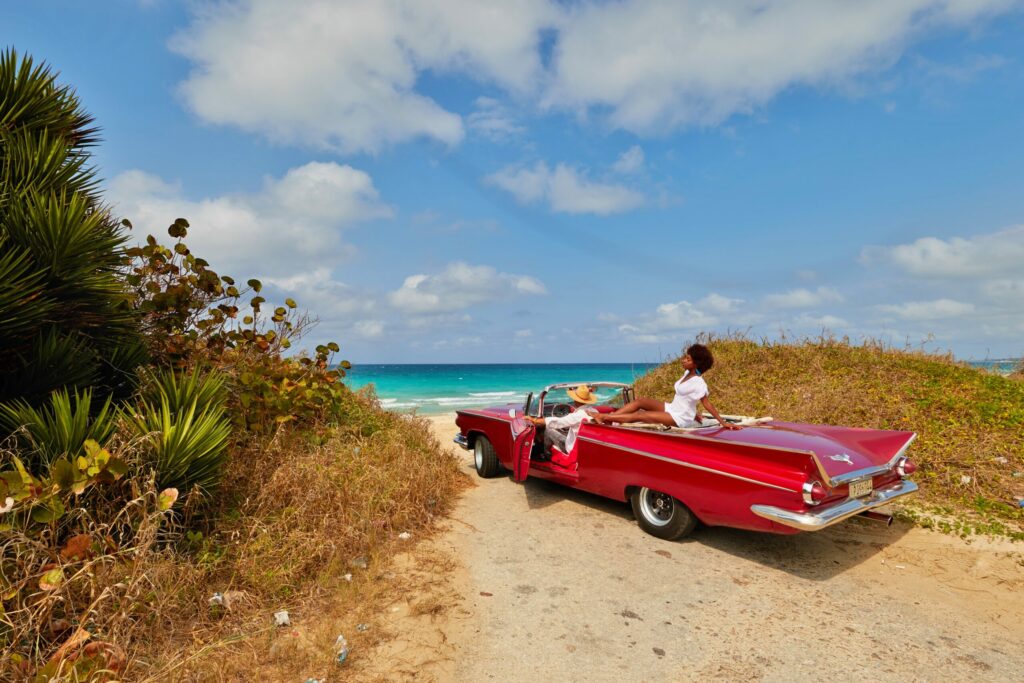 Mit dem Oldtimer ans Meer in Kuba fahren.